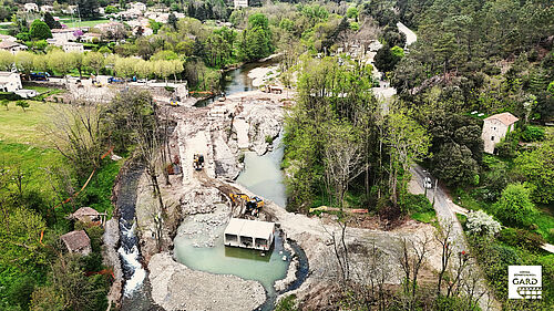 Vue aérienne du Pont provisoire de Chamborigaud en travaux - Agrandir l'image (fenêtre modale)