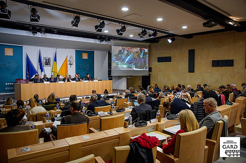 Salle des délibérations de l'Assemblée départementale du Gard durant une séance publique.